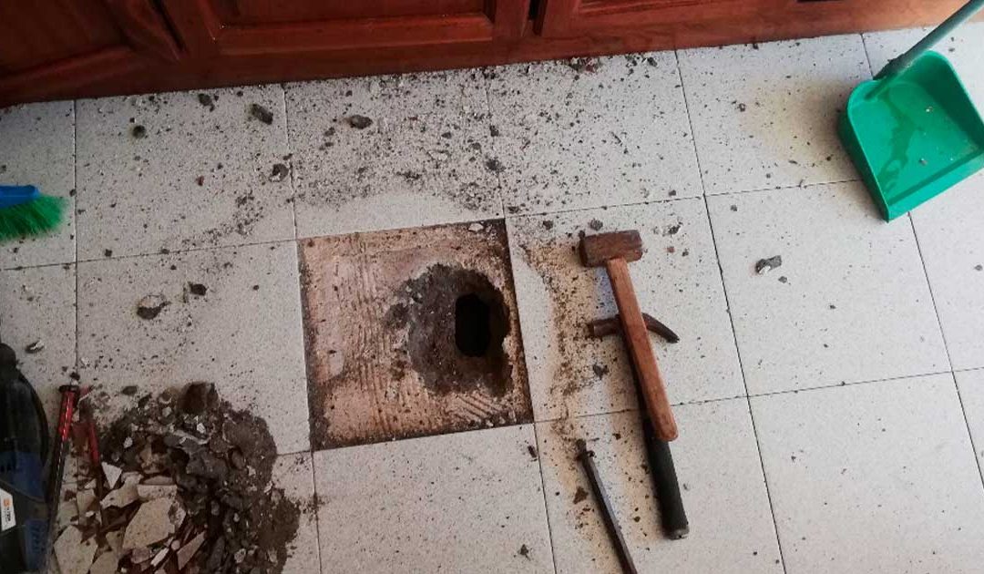 Deteção de Fuga de água e reparação no chão numa Cozinha